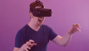 Photo d'un homme avec un casque de réalité virtuelle sur la tête