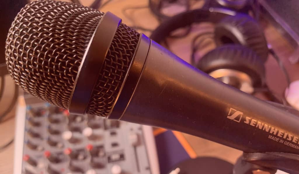 Photo Micro avec Table de mixage en arrière plan