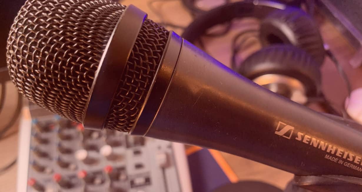 Photo Micro avec Table de mixage en arrière plan