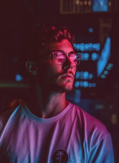 Jeune homme devant un magasin. Ambiance colorée rose et bleu