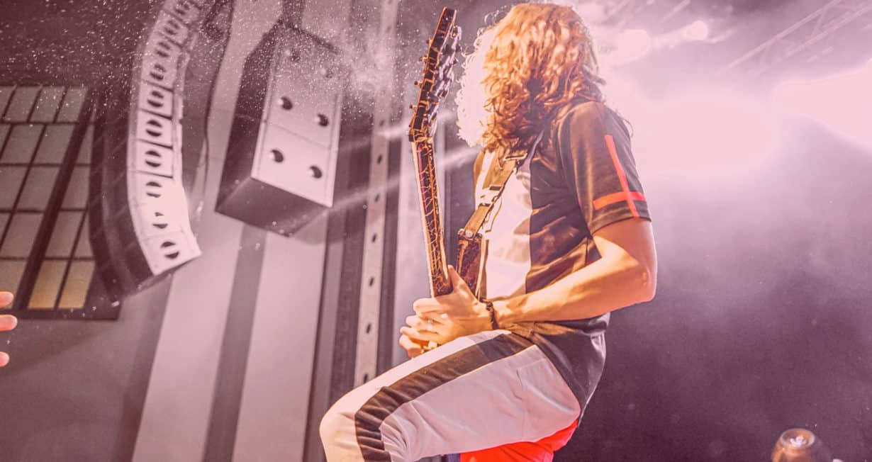 Photo d'un guitariste Rock sur scène