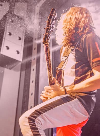 Photo d'un guitariste Rock sur scène