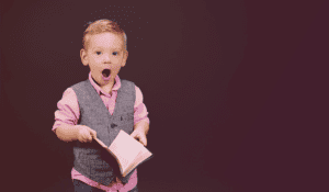 Photo d'un enfant un livre à la main