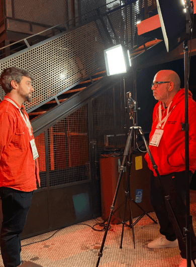 Sébastien Meunier de Medialab Factory en tournage videomobile pour une interview au Paris Radio Show 2025