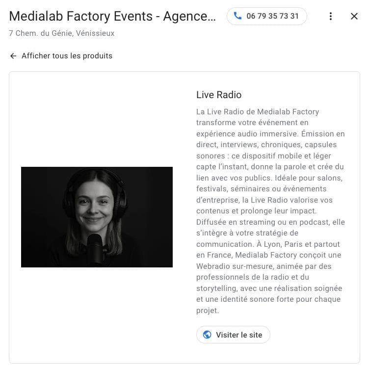Portrait en noir et blanc d'une animatrice radio avec un casque et un micro, illustration de la prestation Live Radio proposée par Medialab Factory.