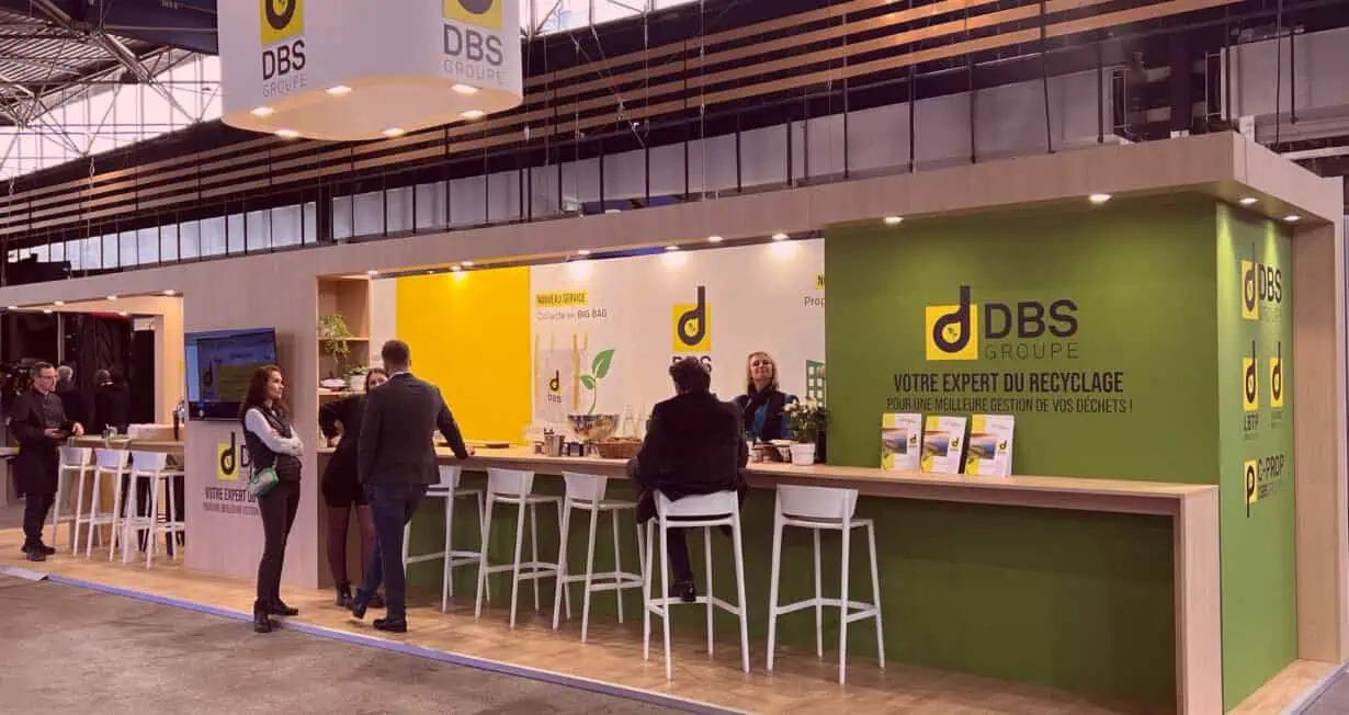 Stand de DBS group à Pollutec 2025 où les visiteurs pouvaient découvrir le centre de tri grâce à un casque de réalité virtuelle et un écran
