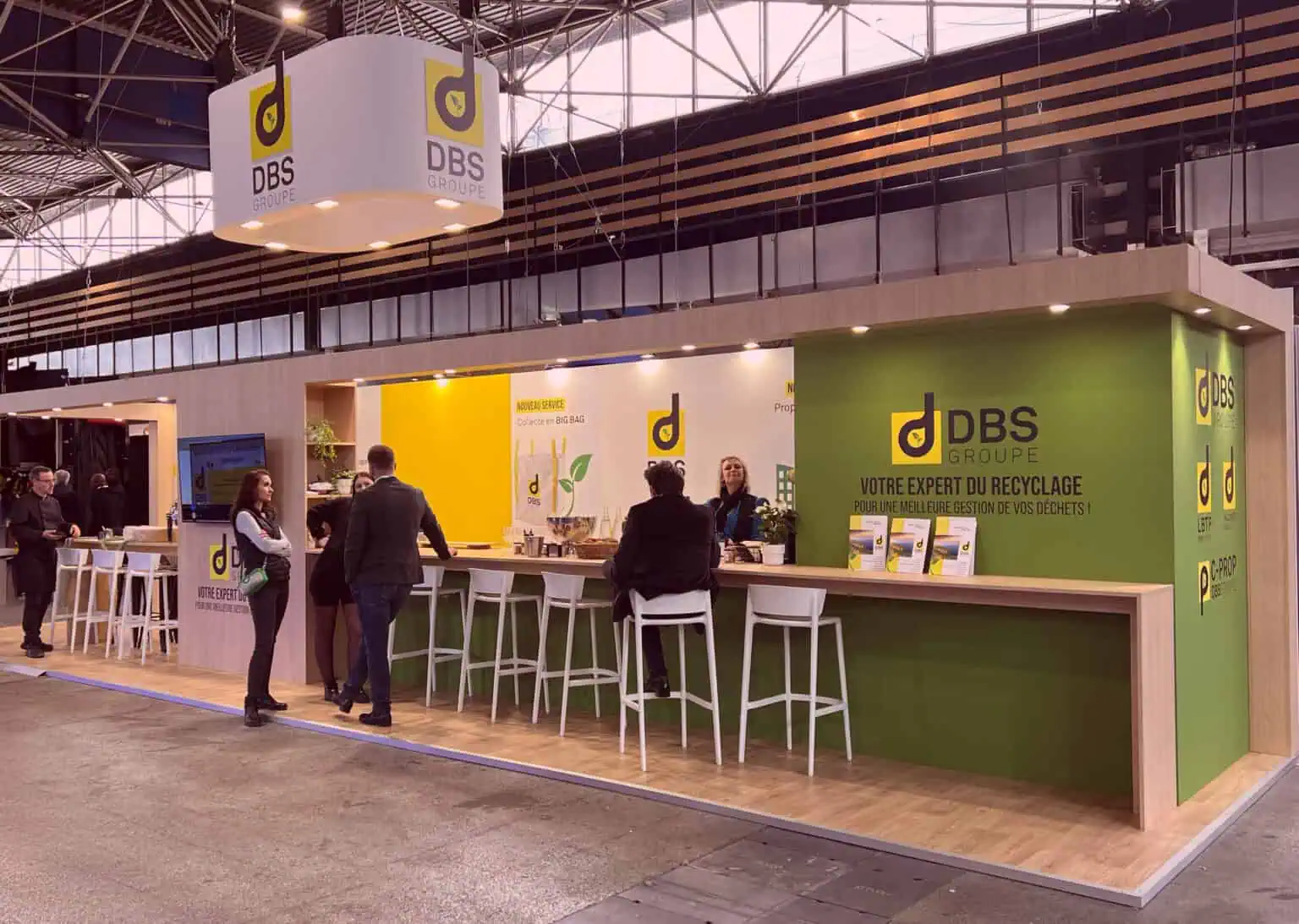 Stand de DBS group à Pollutec 2025 où les visiteurs pouvaient découvrir le centre de tri grâce à un casque de réalité virtuelle et un écran