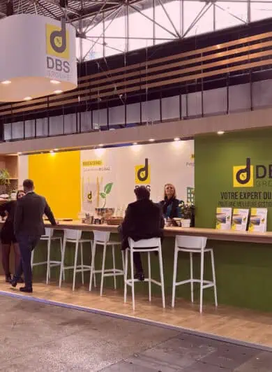 Stand de DBS group à Pollutec 2025 où les visiteurs pouvaient découvrir le centre de tri grâce à un casque de réalité virtuelle et un écran