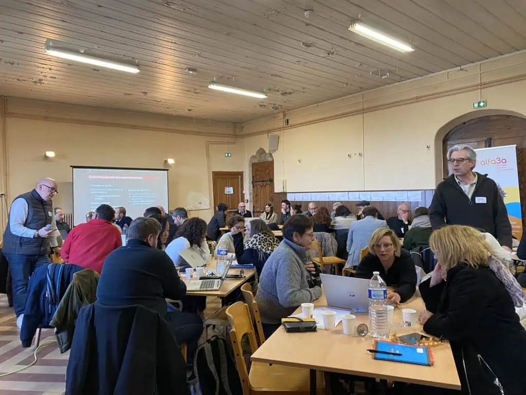 Sébastien Meunier, Thais Masson et Nicolas Lozancic animent un atelier de prise en main de Copilot et de différentes IA génératives auprès des collaborateurs d'Alfa3a